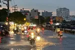 Nước ngập trên đường Trần Xuân Soạn, Quận 7, Thành phố Hồ Chí Minh. (Ảnh: Hồng Giang/TTXVN)