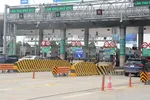 Nhiều tuyến cao tốc vẫn đang triển khai thu phí không dừng tại các trạm thu phí vẫn có barie, tài khoản có đủ tiền, barie mới mở. (Ảnh: Việt Hùng/Vietnam+)