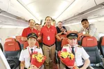 Phó Tổng giám đốc Vietjet Tô Việt Thắng (giữa) chào đón tàu bay mới