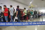Hành khách làm thủ tục an ninh tại sân bay Tân Sơn Nhất (TP Hồ Chí Minh). (Ảnh: NLĐ)