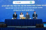 Lễ ký kết thỏa thuận tài trợ giữa Quỹ VINIF với dự án khoa học công nghệ