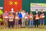 Lãnh đạo VIMC Hậu Giang tặng quà cho các gia đình khó khăn tại xã Đông Phú.
