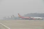 Sương mù dày đặc vào sáng 2/2 khiến nhiều chuyến bay đến Nội Bài không thể cất, hạ cánh.