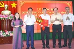 Ông Thái Đăng Khoa (giữa) được phân công giữ chức Bí thư Thành ủy Sóc Trăng, nhiệm kỳ 2020 - 2025.