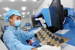 Sản xuất linh kiện điện tử. (Nguồn: TTXVN)