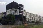 Nhiều khu đô thị vùng ven với những dãy nhà bỏ hoang bấy lâu nay