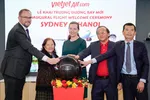 Từ trái qua phải: Giám đốc phụ trách chiến lược tập đoàn và phát triển hàng không Sân bay Sydney Greg Botham, Phó Chủ tịch HĐQT Vietjet Nguyễn Thanh Hà, Tổng giám đốc phụ trách Marketing Destination New South Wales - Bà Kathryn Illy, Phó Tổng giám đốc Vietjet Đỗ Xuân Quang và Phó Tổng Lãnh sự Việt Nam tại Sydney Nguyễn Phú Hoà thực hiện nghi thức khai trương đường bay mới Sydney - Hà Nội