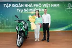 Tập đoàn Nhà Phố Việt Nam trao tặng xe máy cho khán giả may mắn