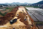 Mặt bằng chưa được bàn giao kịp thời kiến các dự án giao thông gặp khó khăn trong công tác thi công. (Ảnh: Huy Hùng/Vietnam+)
