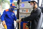 Người dân mua xăng tại cửa hàng trực thuộc Petrolimex. (Ảnh: PV/Vietnam+)