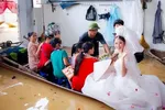 Hi hữu: Chú rể rước dâu tại “rốn lũ” Hà Nội bằng 7 thuyền tự chế