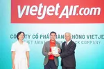 Ông Nguyễn An Di - Giám đốc Nhân sự Vietjet nhận giải thưởng tôn vinh Top 50 doanh nghiệp phát triển bền vững từ ban tổ chức