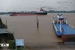 Khoảnh khắc va chạm giữa tàu chở hàng và phà chở khách trên sông Vàm Nao. (Ảnh: TTXVN phát)