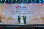 Bà Nguyễn Thị Thanh Thuỷ- Phó Giám đốc Khối Nhân sự HDBank (đứng giữa), ông Ngô Hải Hà- Phó Giám đốc Khối Khách hàng Doanh nghiệp HDBank (bên trái)- đại diện HDBank- nhận giải