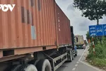 Mặc dù đã có biển báo phân làn, nhưng xe container vẫn... lấn làn (ảnh: Thiên Lý)