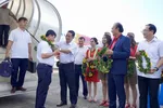 Phó Chủ tịch UBND tỉnh Đắk Lắk Võ Văn Cảnh (áo kẻ) và Phó Tổng giám đốc Vietjet Tô Việt Thắng (áo vest xanh) chào đón hành khách đến với Buôn Ma Thuột.
