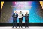 Đại diện HDBank nhận giải thưởng "Doanh nghiệp niêm yết lĩnh vực tài chính vốn hóa lớn có hoạt động Quan hệ Nhà đầu tư được Nhà đầu tư yêu thích nhất".