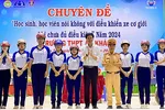 Lãnh đạo Ban An toàn giao thông TP Cần Thơ trao tặng nón bảo hiểm cho các em học sinh