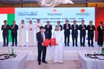 Đại diện lãnh đạo Vietjet (trái) và Emirates (phải) trao thỏa thuận hợp tác mở rộng kết nối quốc tế trước sự chứng kiến của Thủ tướng Phạm Minh Chính (giữa) tại Dubai, UAE