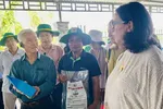 Bà Manuela V. Ferro, Phó Chủ tịch WB khu vực Đông Á và Thái Bình Dương (bìa phải) trao đổi cùng doanh nghiệp và nông dân tại TP Cần Thơ.