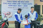 Đại diện chương trình trao quà cho các em học sinh Trường Tiểu học thị trấn Vĩnh Thạnh.
