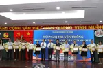 Bí thư Thành ủy TPHCM Nguyễn Văn Nên, Chủ tịch UBND TPHCM Phan Văn Mãi đã trao bằng khen cho các tập thể, doanh nghiệp hoàn thành tốt nghĩa vụ nộp thuế. Ảnh: VGP/Anh Lê