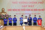 Thủ tướng trao tặng Huân chương Lao động hạng Nhất cho Đội tuyển Bóng đá Nam Quốc gia - Ảnh: VGP/Nhật Bắc 