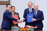 Ông Trần Hữu Quốc, Giám đốc VJAA (trái) và ông Michal Markovic, CEO của F AIR (phải) ký kết thoả thuận đào tạo phi công trước sự chứng kiến của chứng kiến của Thủ tướng Phạm Minh Chính và Thủ tướng CH Séc Petr Fiala