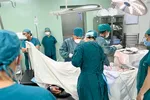 Ekip bác sĩ 2 bệnh viện tiến hành phối hợp phẫu thuật cứu sống sản phụ và bé