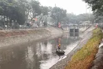Nước sông Tô Lịch ngày nay bị ô nhiễm, có màu đen, bốc mùi hôi thối. Ảnh: Khánh An/Báo Lao động