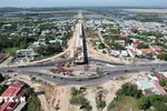 Nhà thầu dự kiến sẽ hoàn thành và thông xe cầu vượt quốc lộ 51 thuộc gói thầu 37 vào tháng 6/2025. (Ảnh: Hoàng Nhị/TTXVN)