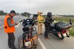 Cảnh sát giao thông đón dừng nhóm người đi xe phân khối lớn trên Quốc lộ 1A
