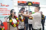 Lãnh đạo Vietjet chào đón những hành khách đầu tiên trên chuyến bay từ TP.HCM và Hà Nội đến Côn Đảo 