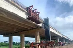 Nhà thầu thi công một hạng mục cầu cạn trên tuyến cao tốc Bắc-Nam phía Đông. (Ảnh: Việt Hùng/Vietnam+) 