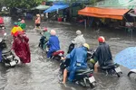 Cơn mưa lớn sáng 10/5 khiến khu vực chợ Thủ Đức ngập sâu, người dân di chuyển rất khó khăn.