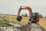Nạo vét kênh mương nội đồng để đảm bảo nguồn nước ngọt tưới lúa tại Long An. (Ảnh: Hồng Nhung/TTXVN) 