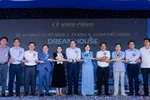 Lãnh đạo tỉnh Cà Mau chụp ảnh lưu niệm với chủ đầu tư Dự án nhà ở xã hội Dream House.