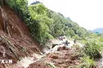 Mưa lớn gây sạt lở đất trên Quốc lộ 4D đoạn giáp ranh giữa thành phố Lai Châu với huyện Phong Thổ. (Ảnh: Quý Trung/TTXVN) 