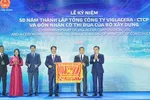 Lãnh đạo Viglacera nhận cờ thi đua của Bộ Xây dựng năm 2024.