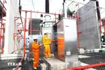 Công nhân kiểm tra thiết bị tại Trạm biến áp 500kV Đăk Nông. (Ảnh: Huy Hùng/TTXVN)
