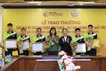 Ông Đỗ Quang Hiển và Đại tá Nguyễn Thị Thúy Thanh trao thưởng cho các VĐV xuất sắc giành HCV