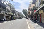 Phố Hàng Ngang - Hàng Đào (Q. Hoàn Kiếm, Hà Nội) - nơi vốn nổi tiếng với dãy cửa hàng thời trang, phụ kiện phục vụ khách du lịch và có giá thuê mặt bằng thuộc top đắt đỏ nhất Thủ đô trở nên vắng vẻ lạ thường