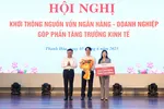 Ông Nguyễn Văn Hảo, Phó Tổng giám đốc HDBank, trao tặng kinh phí xây dựng 300 căn nhà tình thương cho các hộ khó khăn tại tỉnh Thanh Hoá 