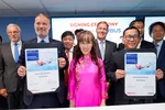 Ông Đinh Việt Phương, Tổng Giám đốc Vietjet (phải) và ông Benoît de Saint-Exupéry (trái) trao thỏa thuận đặt hàng 100 máy bay A321neo mới.