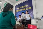 Cán bộ hướng dẫn tận tình cho người trong quá trình thực hiện thủ tục hành chính.
