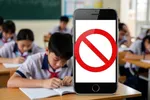 Lệnh cấm học sinh sử dụng điện thoại di động trong trường học có thể là bước đi cần thiết để đưa môi trường học đường trở lại nơi nuôi dưỡng thể chất, cảm xúc và kỹ năng sống (Ảnh minh họa: Gemini)