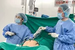 Ca mổ nội soi do ekip Vinmec Cần Thơ và chuyên gia từ TPHCM phối hợp thực hiện, bóc tách khối u lớn an toàn, ít xâm lấn.