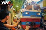 Bất chấp nguy hiểm, nhiều người vẫn thản nhiên check-in tại phố cà phê đường tàu