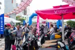 Không khí sự kiện luôn sôi động khi đông đảo người dân đều muốn trực tiếp trải nghiệm xe máy điện của VinFast.