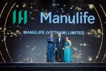 Đại diện Manulife Việt Nam nhận giải thưởng từ Ban tổ chức.